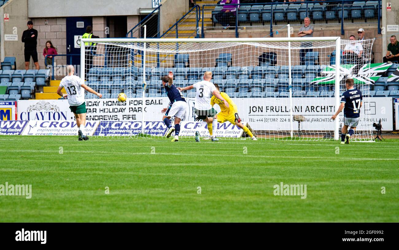 Dundee, Tayside, Schottland, Großbritannien. August 2021. Schottische Premiership: Dundee FC vs Hibernian: Cinch schottische Premiership-Aufnahme Dundee FC gegen Edinburghs Hibernian im Dens Park Kilmac Stadium in Dundee wurde für die Live-Fernsehübertragung von Sky Sports ausgewählt. Hibernian wechselte an die Spitze der schottischen Premiership, obwohl Paul McGowans späte Kopfzeile Dundee in einem pulsierenden Unentschieden von 2-2 einen Punkt eingab. Dundee`s Paul McGowan erzielte in der 83. Minute einen späten Equalizer. Kredit: Dundee Photographics/Alamy Live Nachrichten Stockfoto